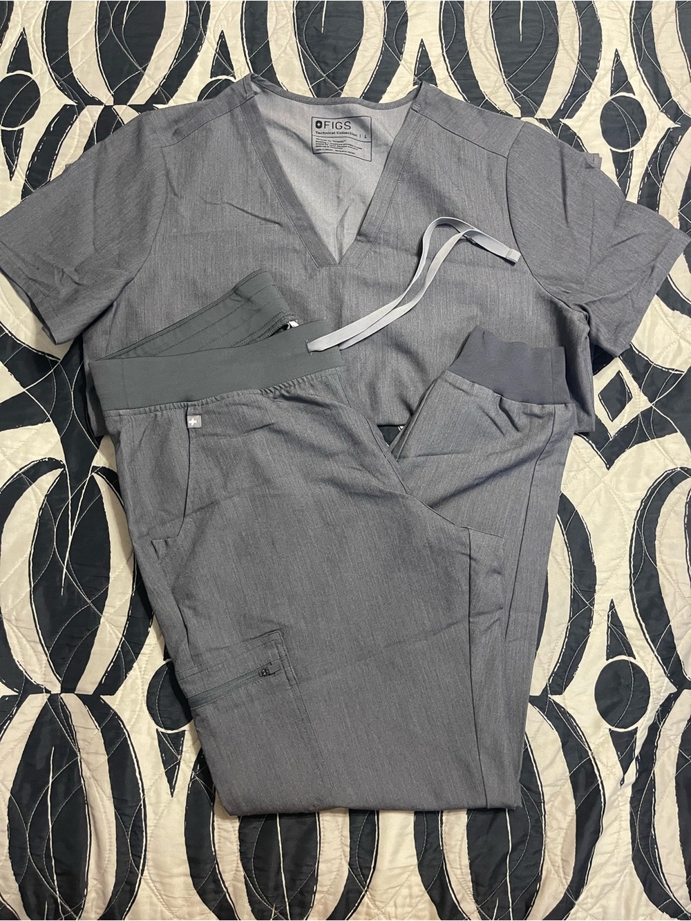 FIGS Graphite Scrub Set – Casma Top & Zamora Jogger Pants – Large